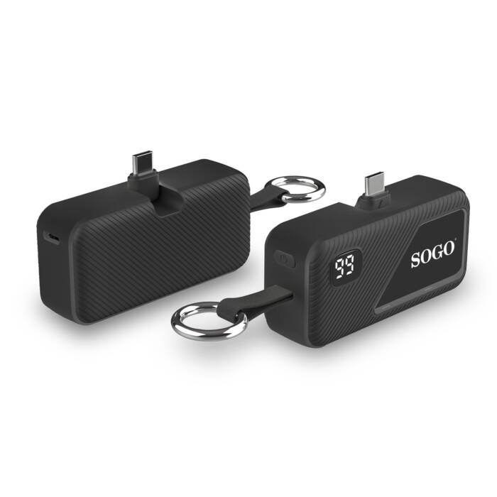Due power bank SOGO neri con connettori USB-C, display LED e portachiavi su sfondo bianco.