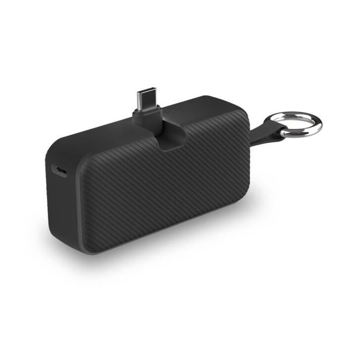 Power bank nera con scanalature diagonali, connettore USB-C e anello portachiavi argentato.