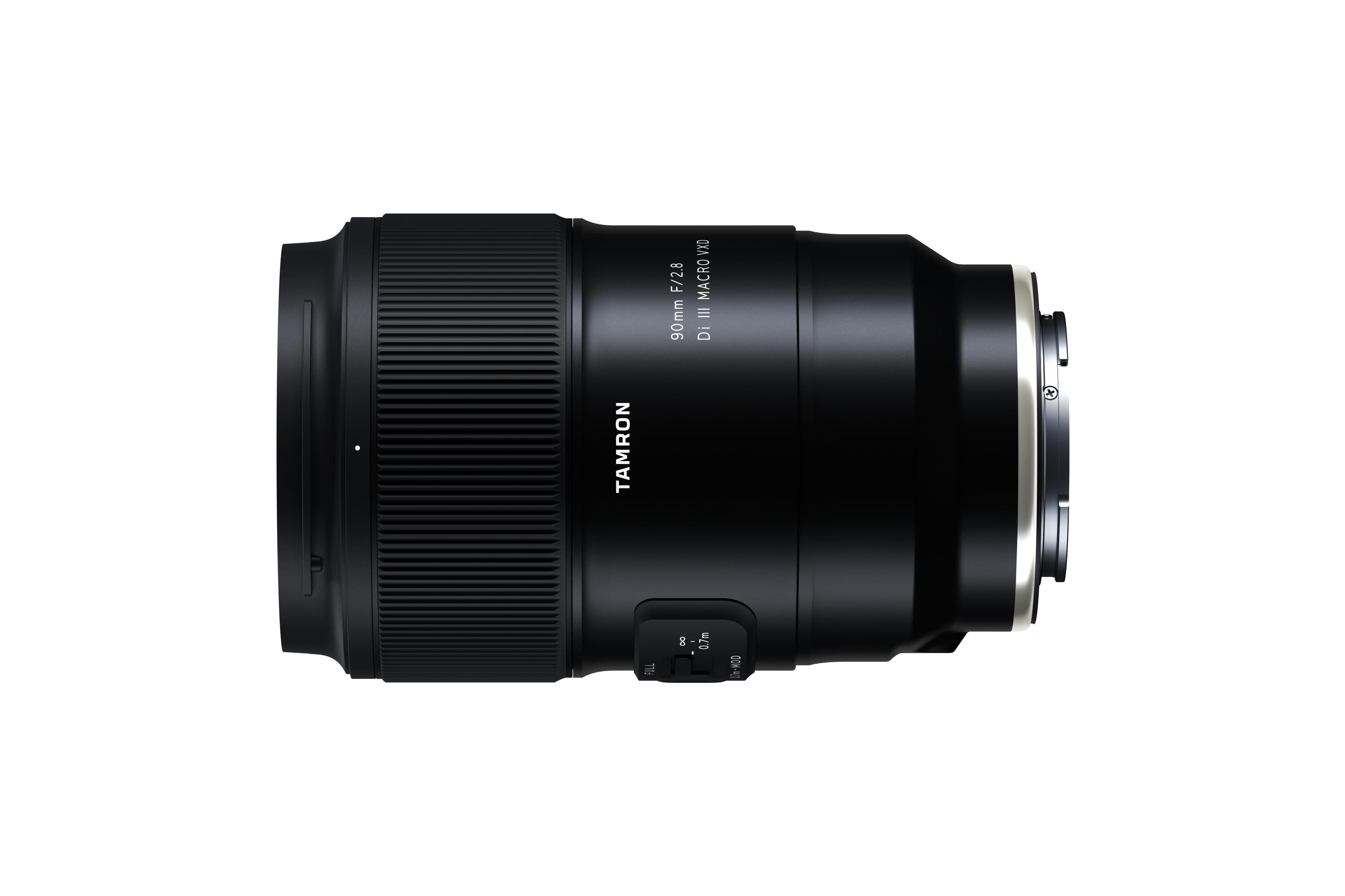 Ein schwarzes Tamron 90mm F/2.8 Macro VXD Kameraobjektiv vor weißem Hintergrund.