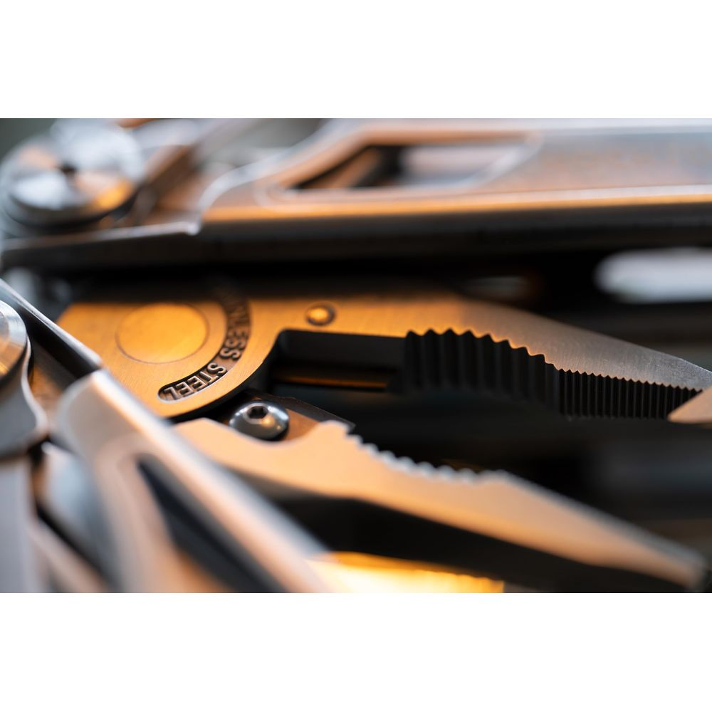 Nahaufnahme einer Multitool-Zange aus Edelstahl, die metallische Textur und Gelenke hervorhebend.