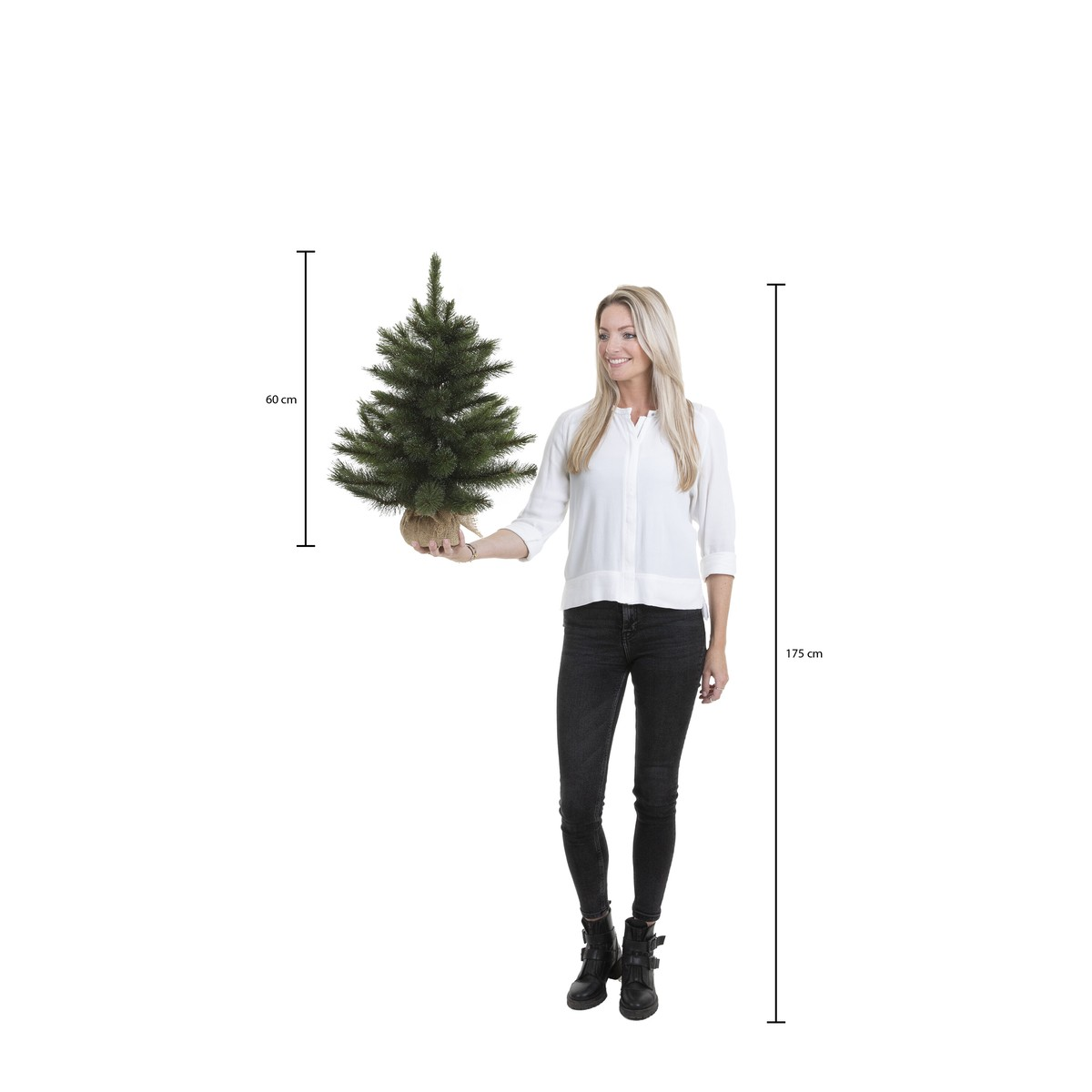 Een blonde vrouw houdt een kunstkerstboom van 60 cm vast tegen een witte achtergrond, met hoogte-indicatoren.