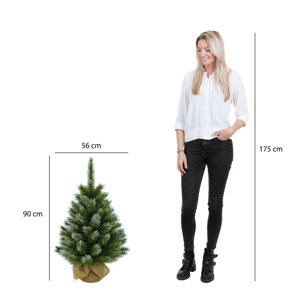 Een blonde vrouw naast een kerstboom van 90 cm in jute zak, met hoogte-afmetingen.