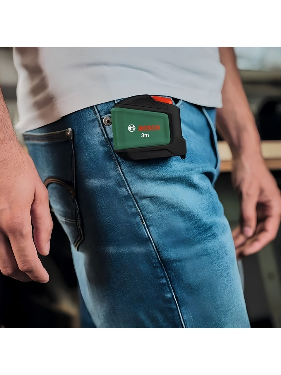 Bir kişinin mavi kot pantolonunun cebinde Bosch 3m şerit metre.