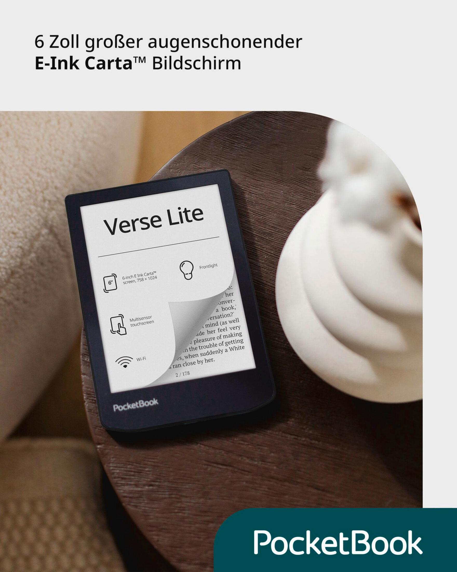 Ein PocketBook Verse Lite E-Reader liegt auf einem dunklen Holztisch neben einer weißen Vase.