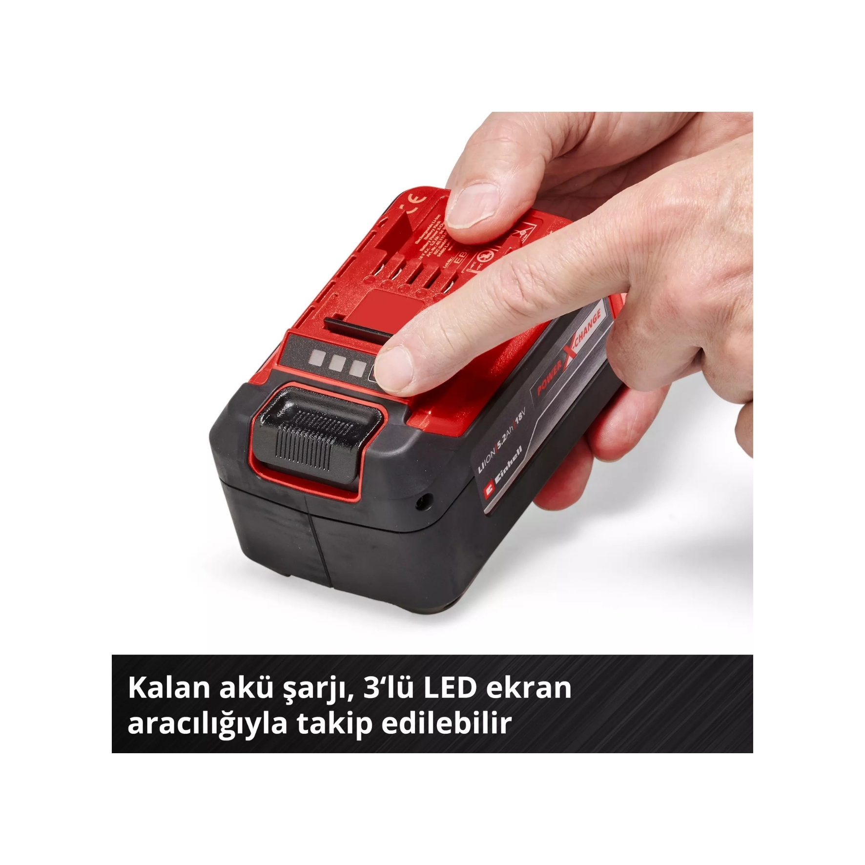 Beyaz arkaplanda kırmızı ve siyah Einhell akünün üzerindeki şarj gösterge düğmesine basan el.