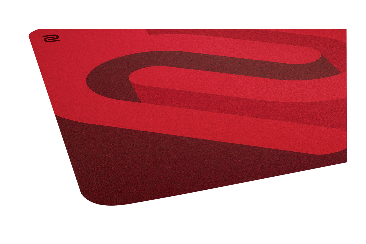 Een rode gaming-muismat met een golvend patroon en een zwart logo in de hoek.