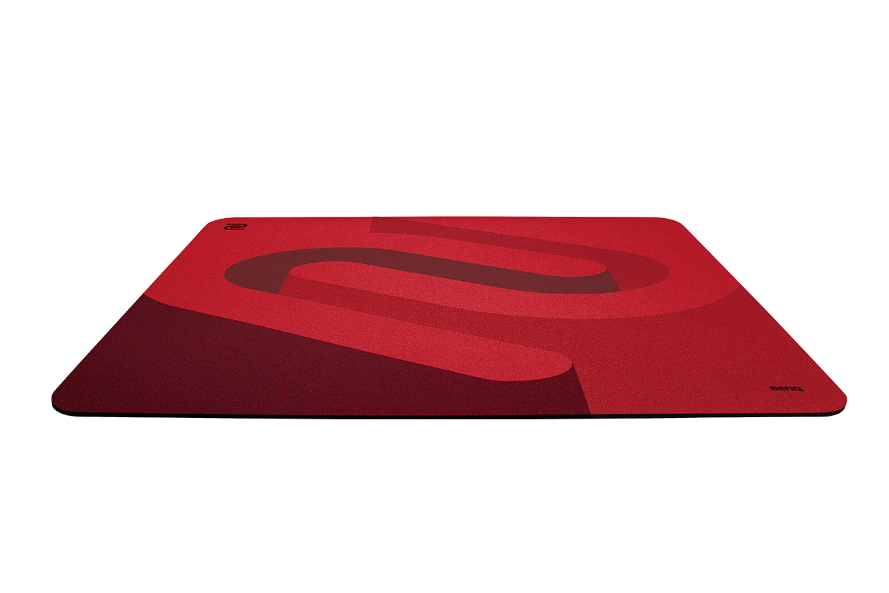 Rood rechthoekig muismat met een gebogen patroon en zwart BenQ-logo op een witte achtergrond.