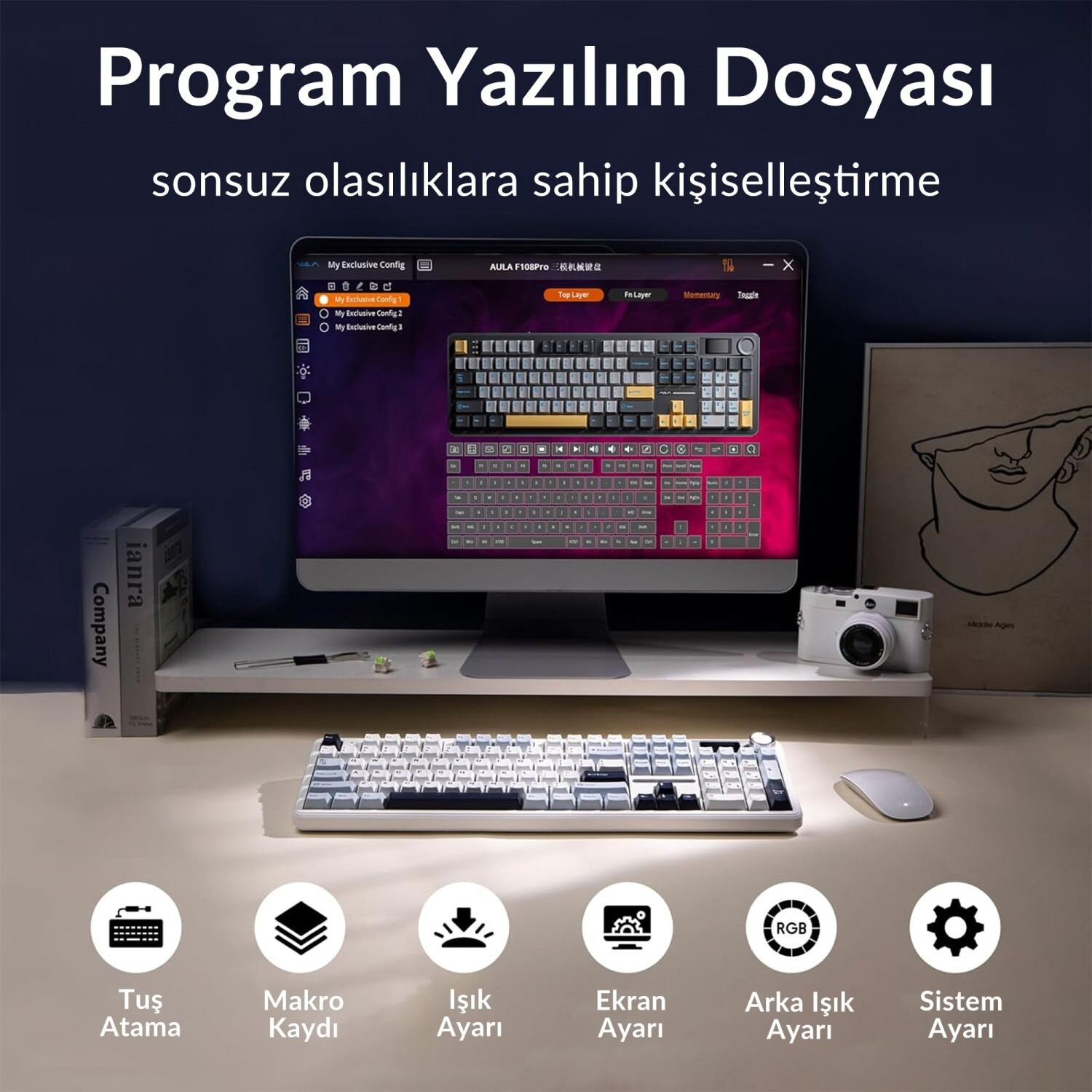 Klavye yazılımı, mekanik klavye ve kamera bulunan modern bir çalışma masası.