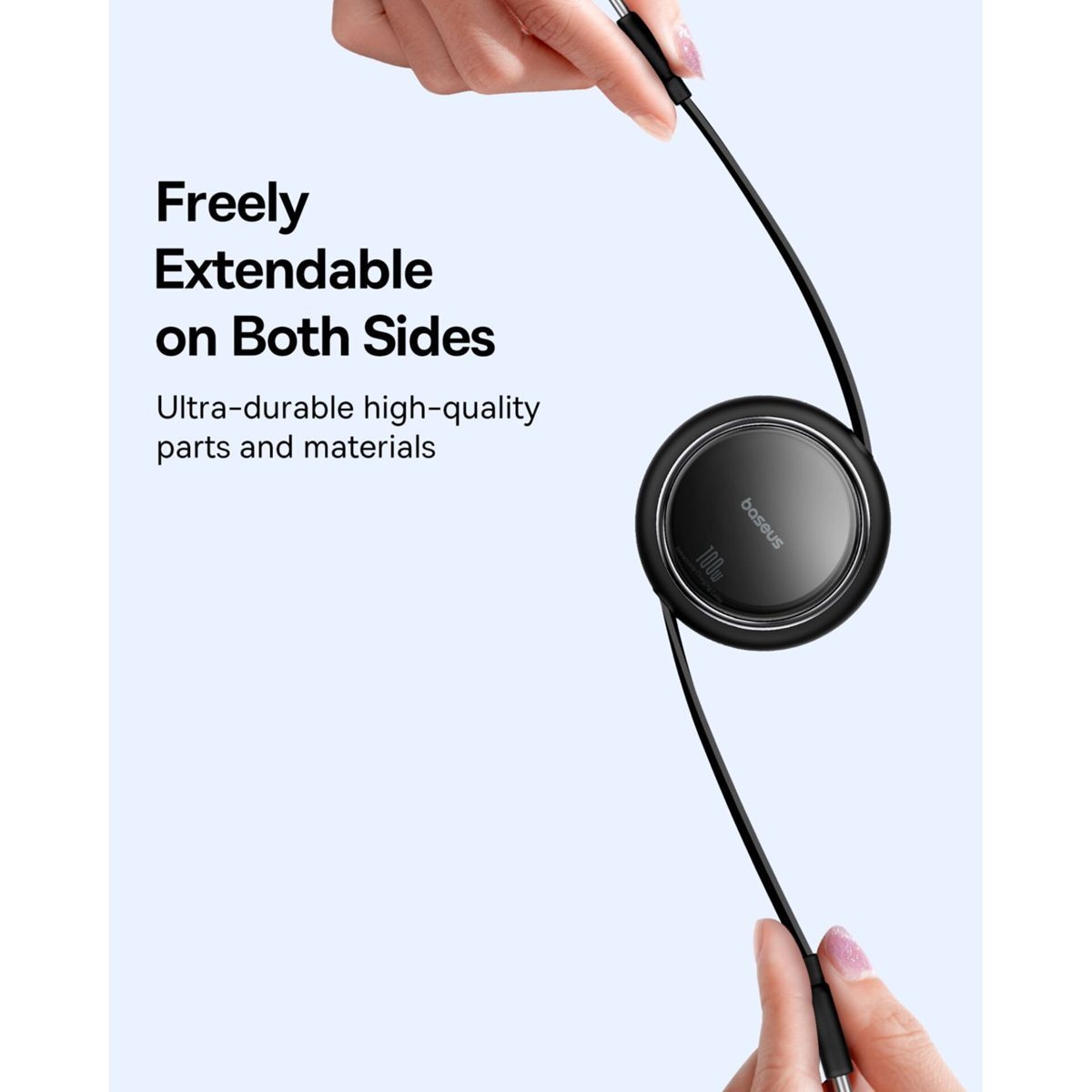 Mani che tirano entrambe le estremità di un cavo di ricarica nero retrattile con il testo Freely Extendable on Both Sides.