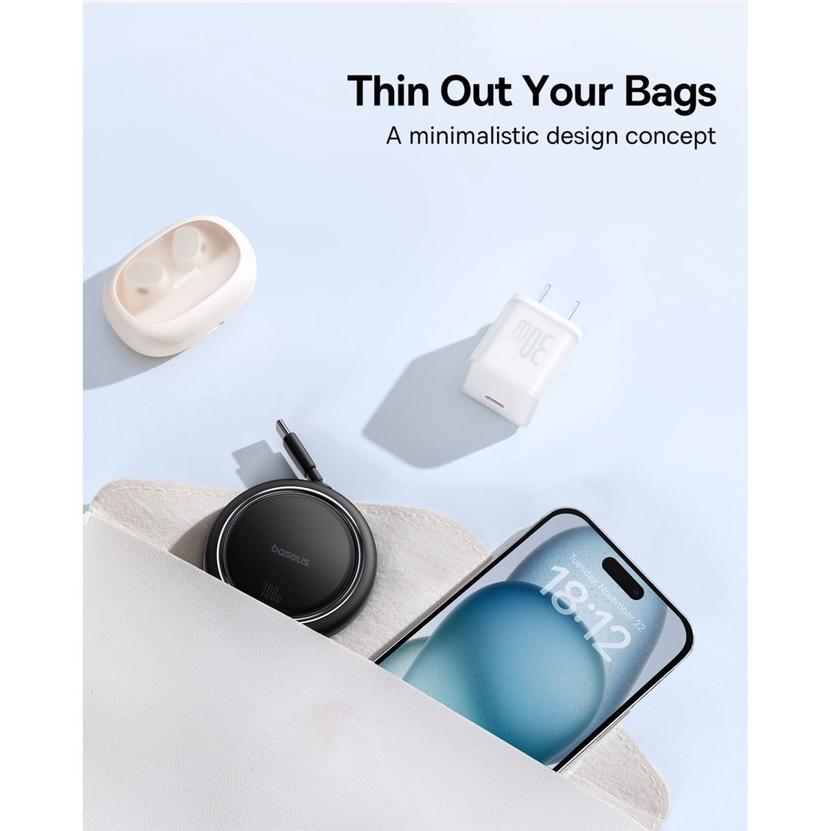 Accessori tecnologici tra cui auricolari, caricabatterie e telefono che escono da una custodia bianca su sfondo blu.