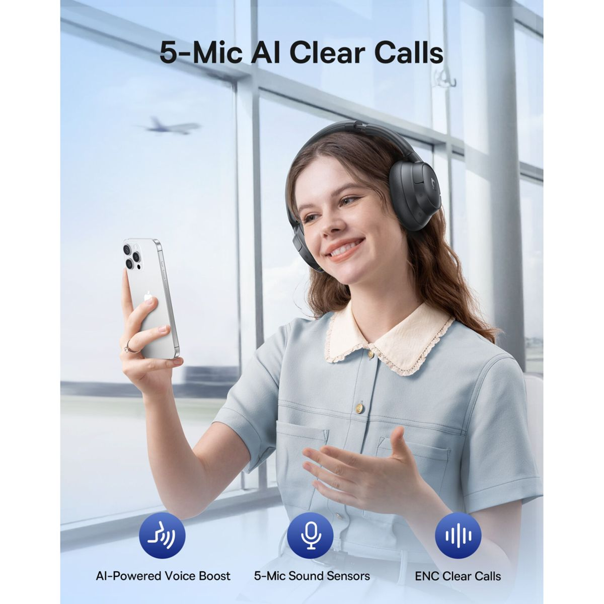 Donna sorridente con cuffie tiene uno smartphone davanti a una grande finestra con un aereo.