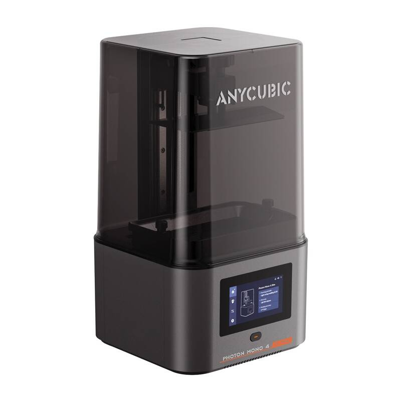Stampante 3D Anycubic Photon Mono 4 con cover protettiva nera e display digitale su sfondo chiaro.