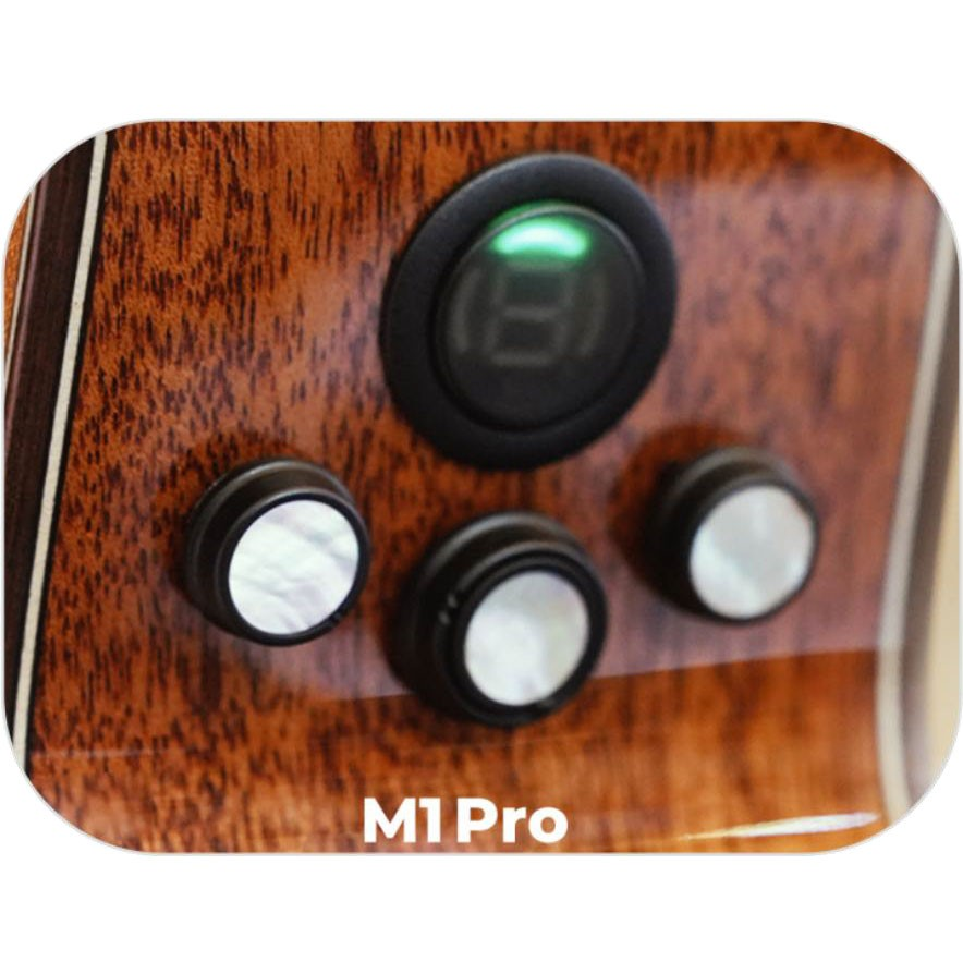 Ahşap desenli M1 Pro gitar preamplifikatörünün, üç yuvarlak düğme ve üstte dijital ekran içeren yakın planı.