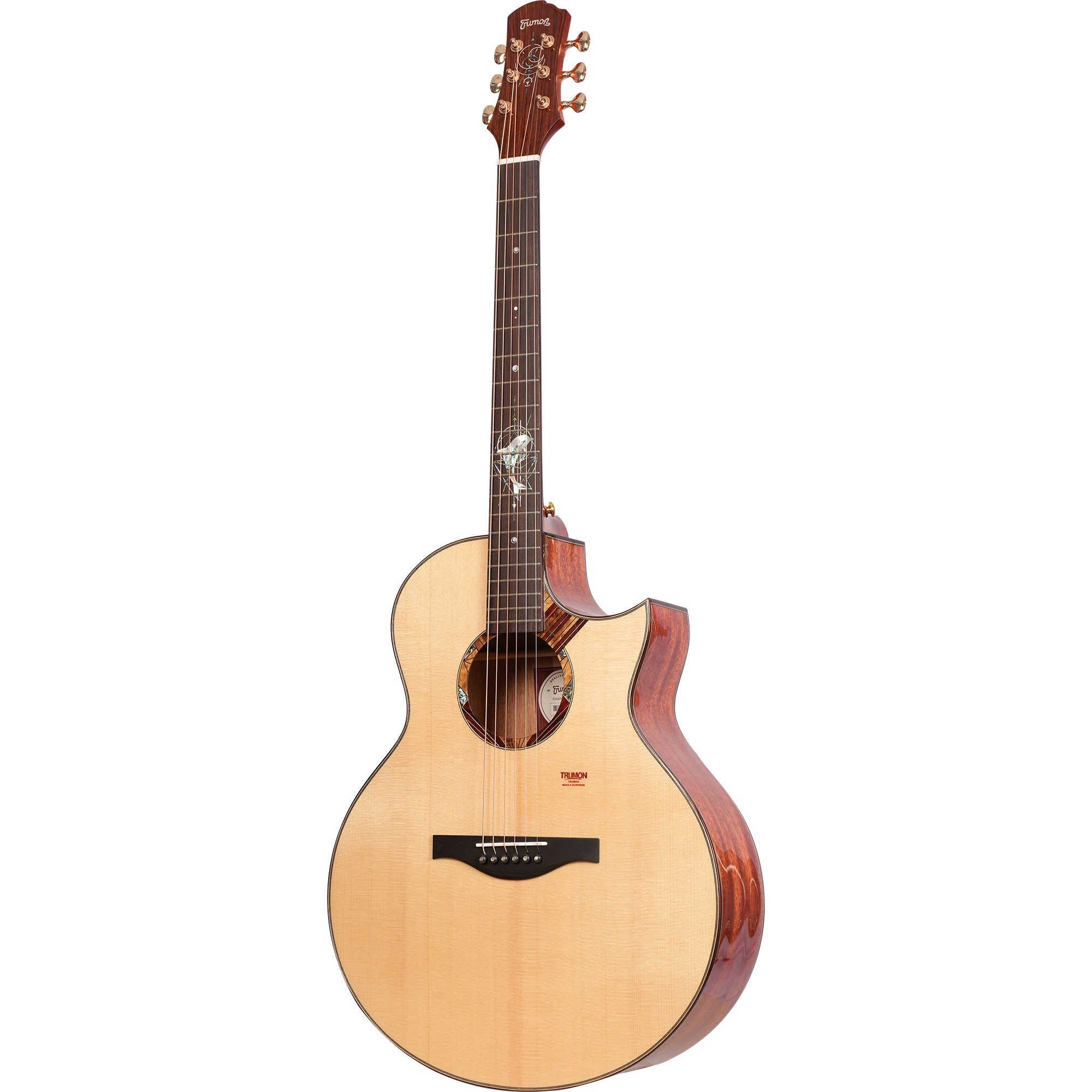 Açık latalı ladin kapaklı, koyu gövdeli ve süslü klavyeli akustik gitar, beyaz arka planda.