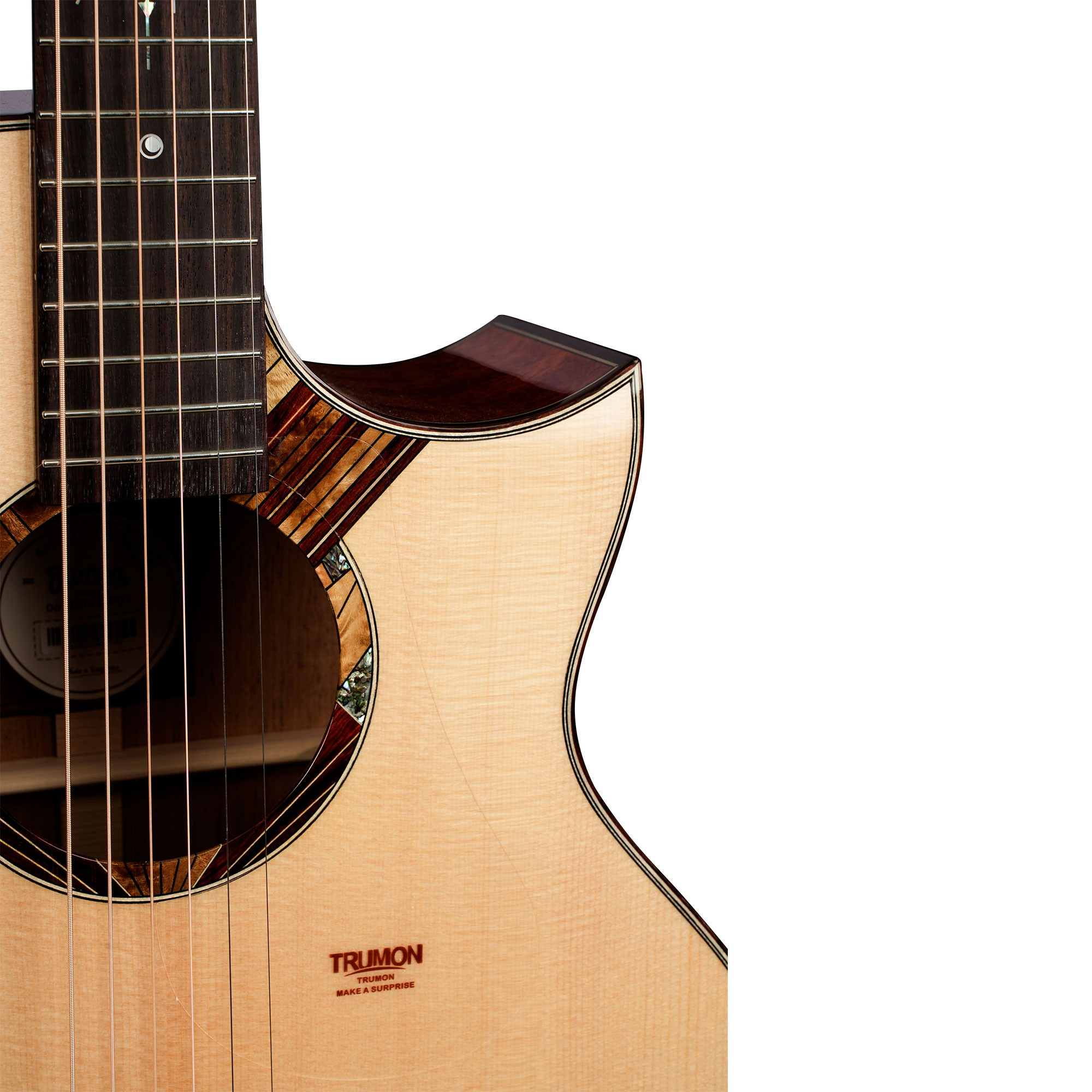 Ahşap desenli detayları ve Trumon logosu olan akustik gitar gövdesinin yakın planı.