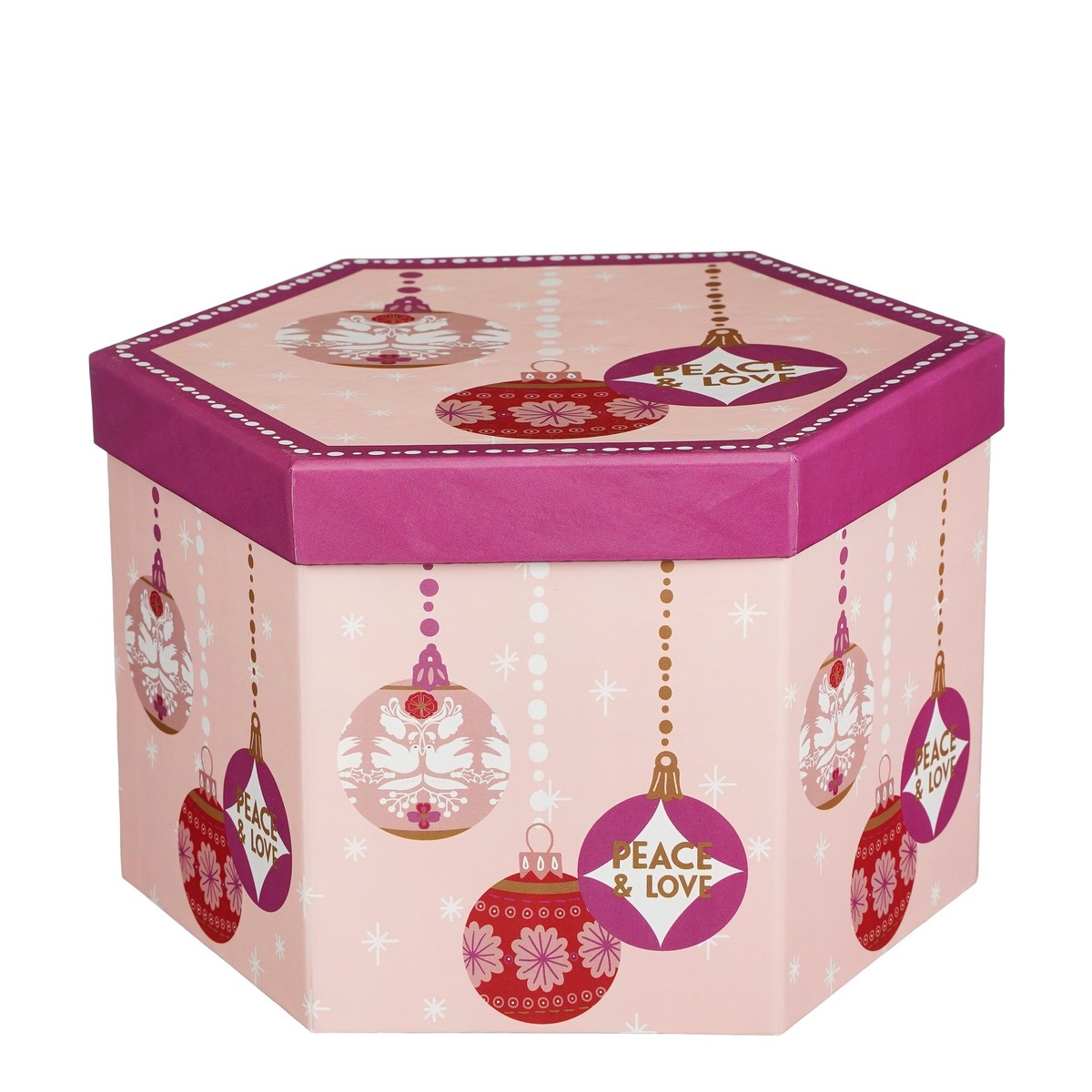 Een roze, zeshoekige kerstcadeauosdoos versierd met hangende ornamenten en sterren.