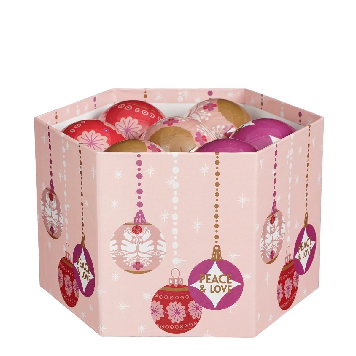 Een roze zeshoekige doos met kerstballen in rood, roze en goud, versierd met sterren en peace-and-love ontwerpen.