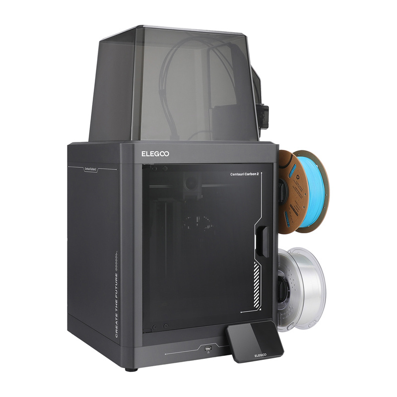 Una stampante 3D nera con coperchio, porta anteriore, schermo touch e bobine di filamento blu e trasparente a lato.