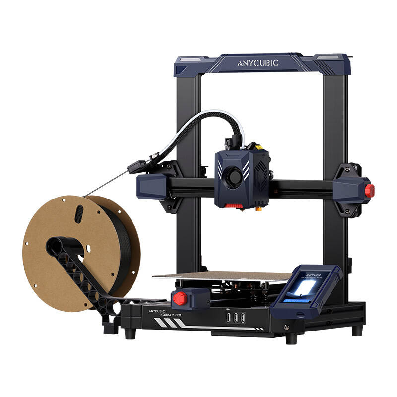Una stampante 3D Anycubic Kobra 2 Pro con filamento nero su supporto laterale e touch screen.