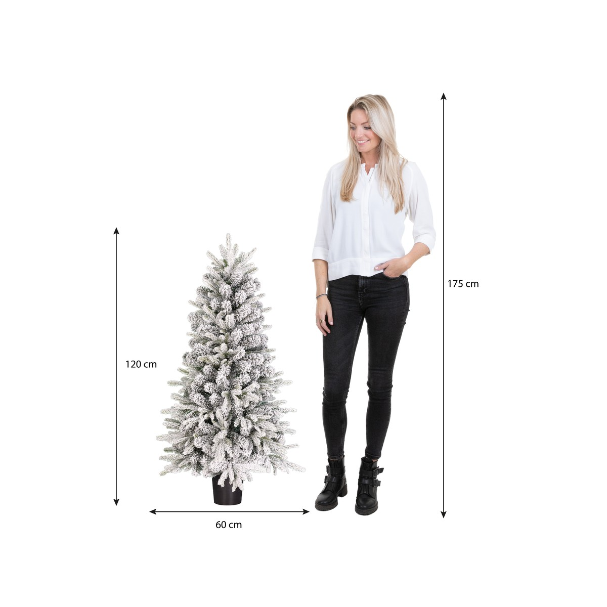 Een blonde vrouw staat naast een kunstkerstboom van 120 cm met sneeuw erop tegen een witte achtergrond.