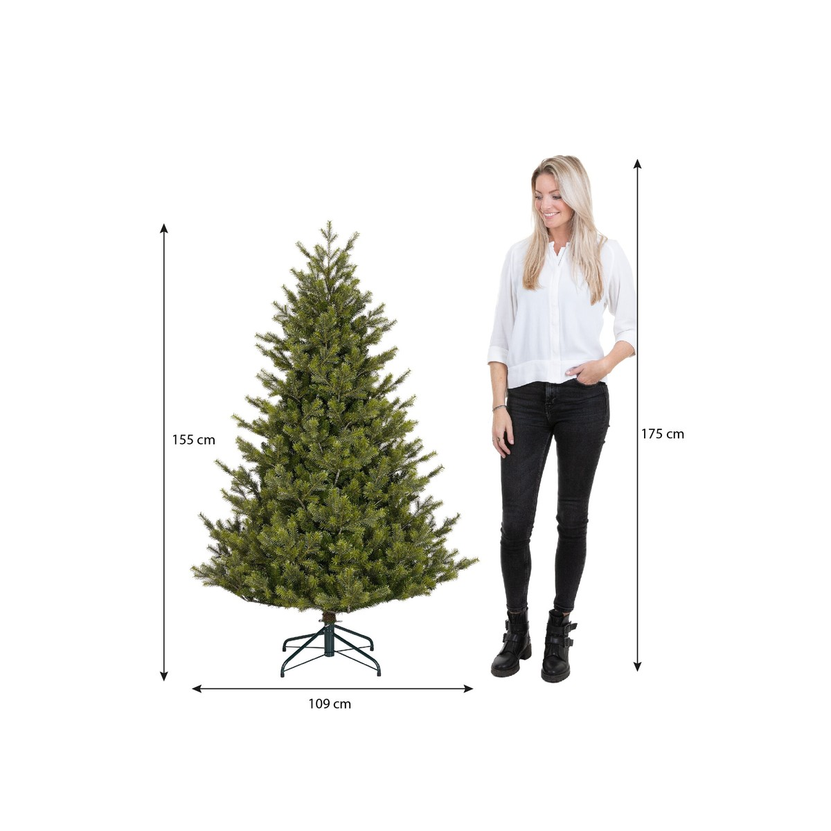Een blonde vrouw staat naast een kunstkerstboom met afmetingen.
