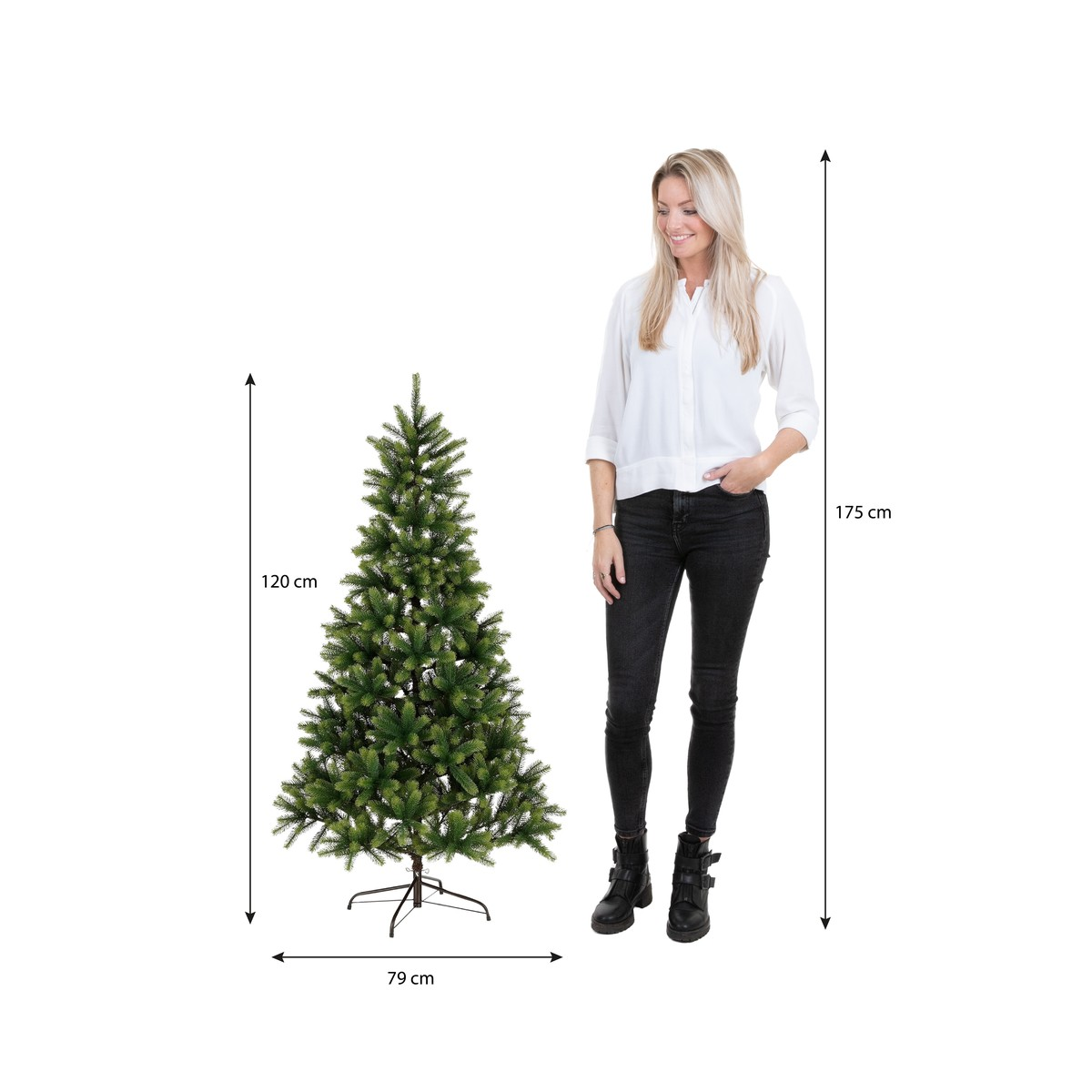 Een vrouw staat naast een kunstkerstboom van 120 cm op een witte achtergrond met afmetingen.