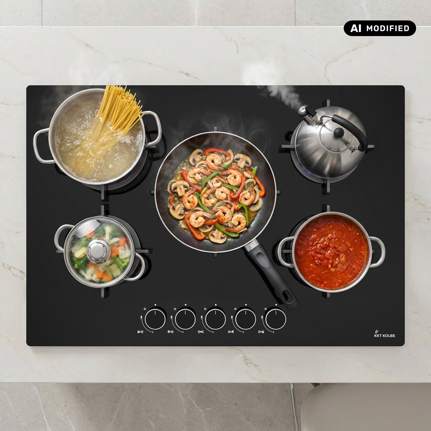 Un piano cottura nero con pentole, padella di gamberi, pasta bollente, verdure, salsa e un bollitore.
