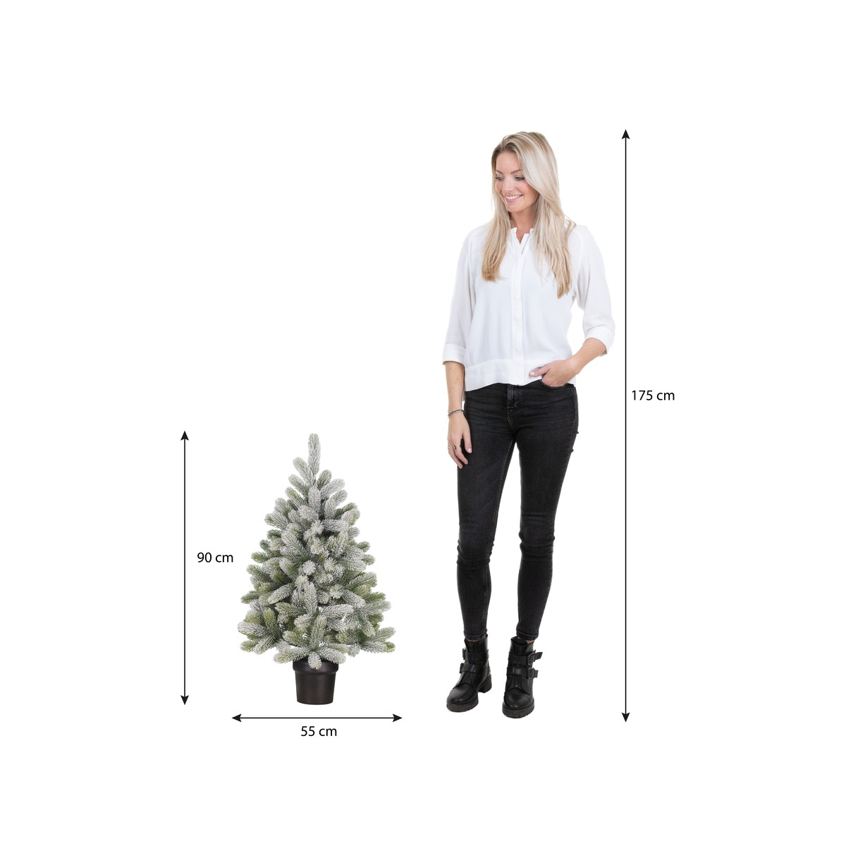 Een vrouw in witte blouse staat naast een kunstkerstboom van 90 cm hoog met afmetingen.
