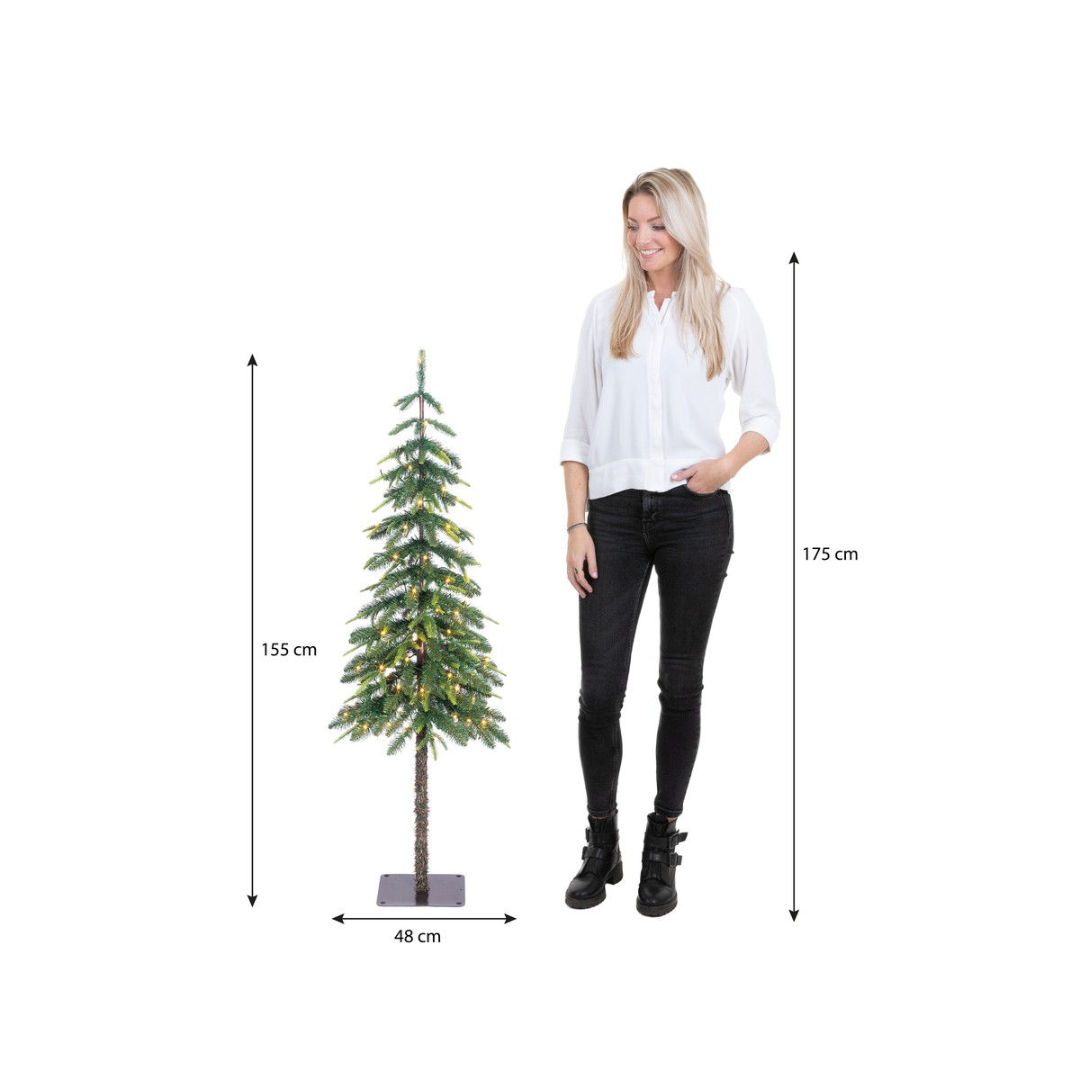 Een vrouw staat naast een verlichte kunstkerstboom met maatpijlen die 155 cm aangeven.