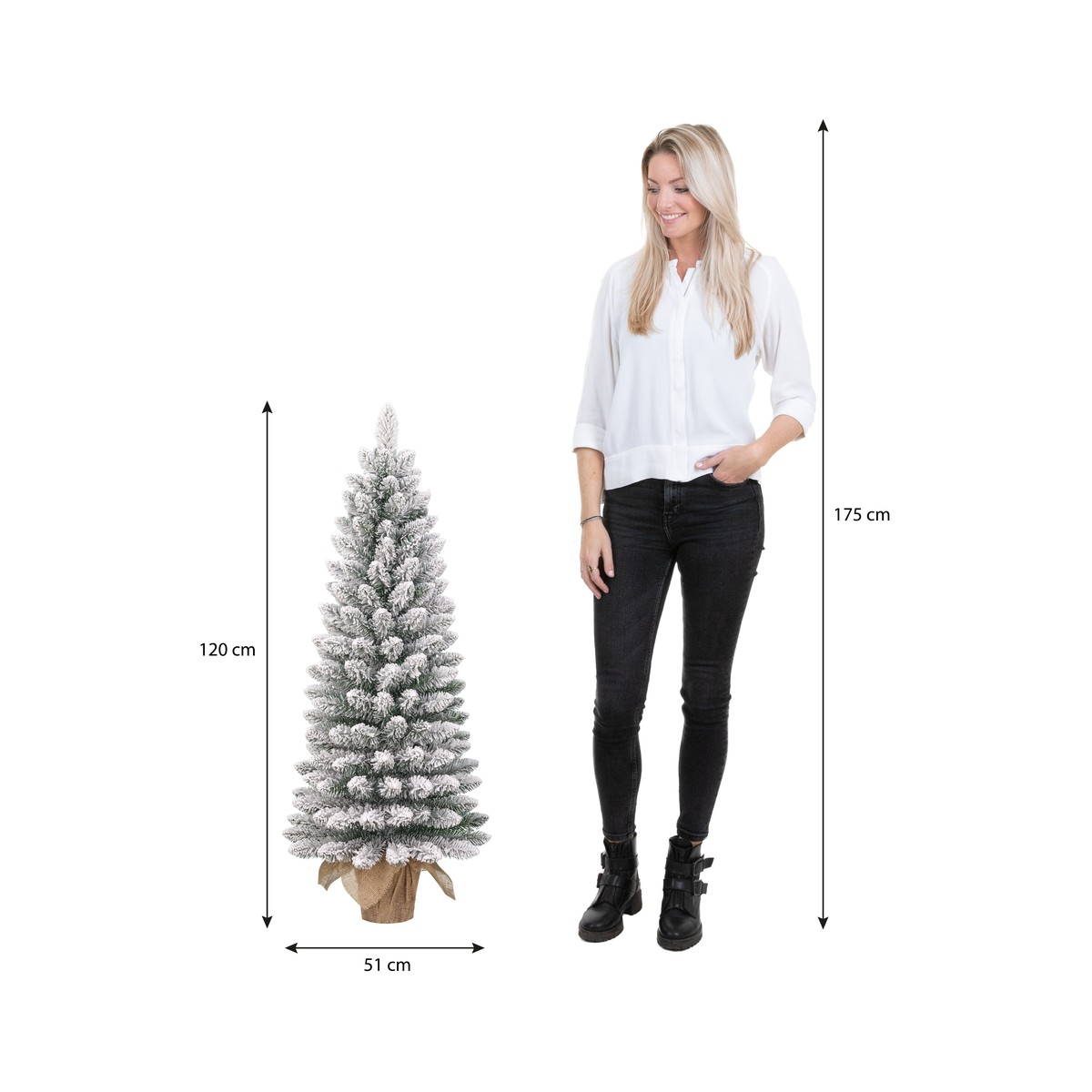 Een vrouw staat naast een 120 cm hoge kunstsneeuwkerstboom, met aangegeven afmetingen van 120 cm en 51 cm.