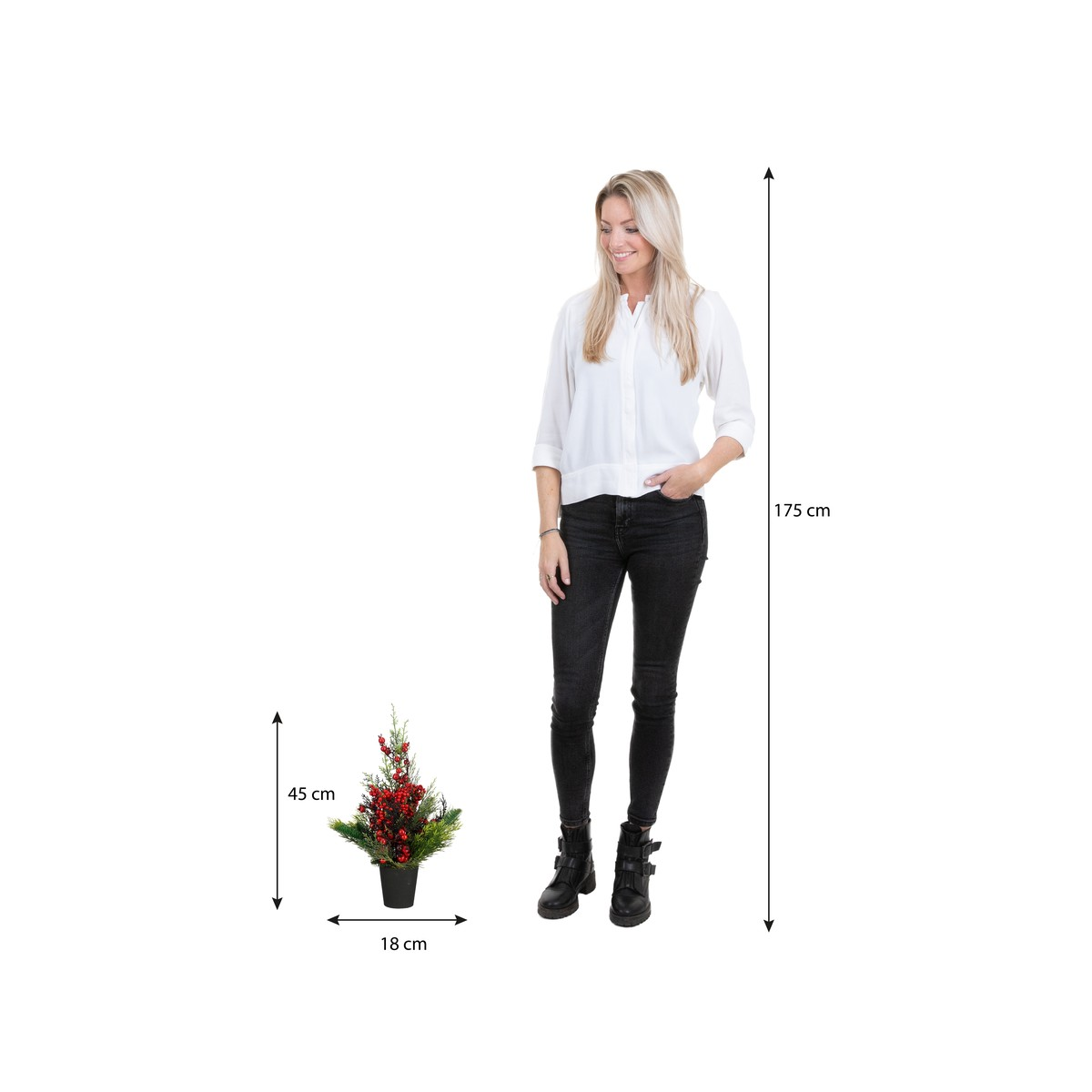 Une femme de 175 cm se tient à côté d'un arrangement de Noël de 45 cm de haut et 18 cm de large.