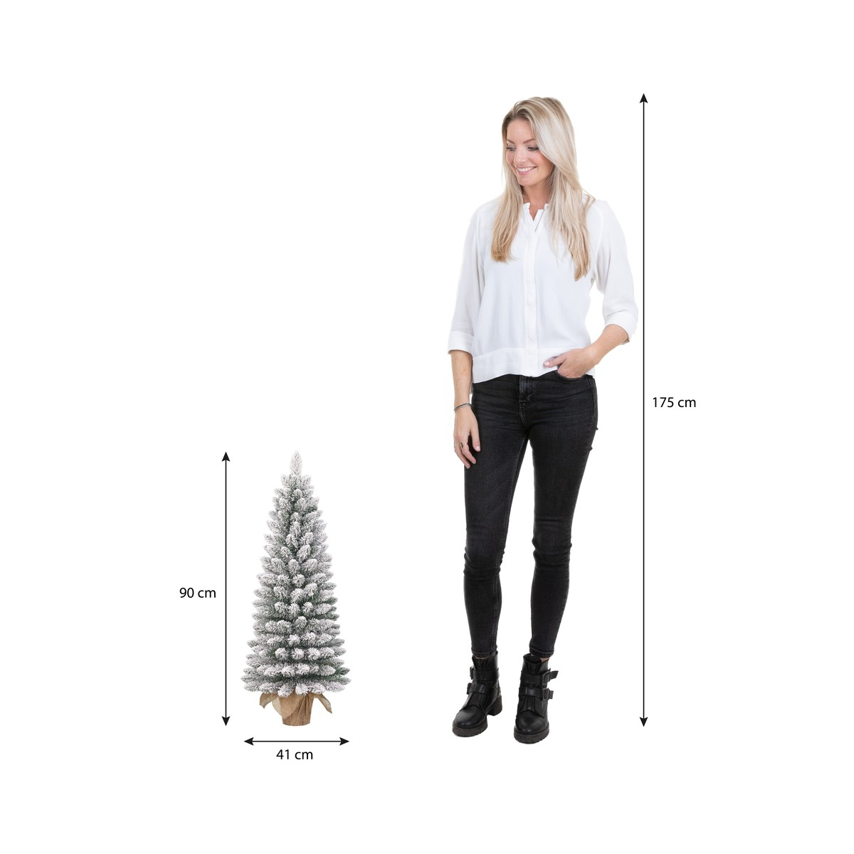 Een vrouw staat naast een kleine besneeuwde kerstboom, met pijlmaten die een boomhoogte van 90 cm aangeven.
