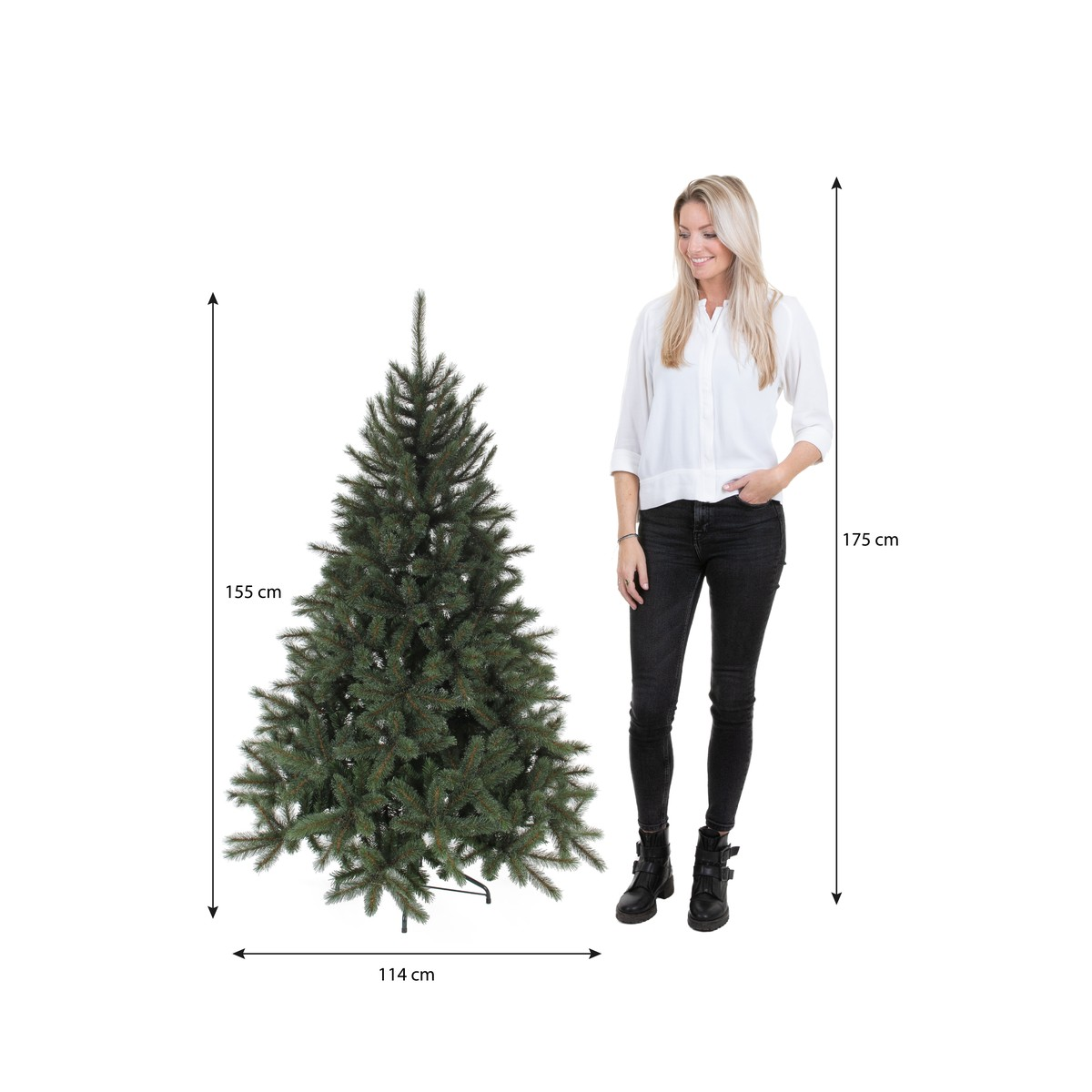 Een vrouw in een wit shirt en zwarte jeans staat naast een kunstkerstboom van 155 cm hoog.