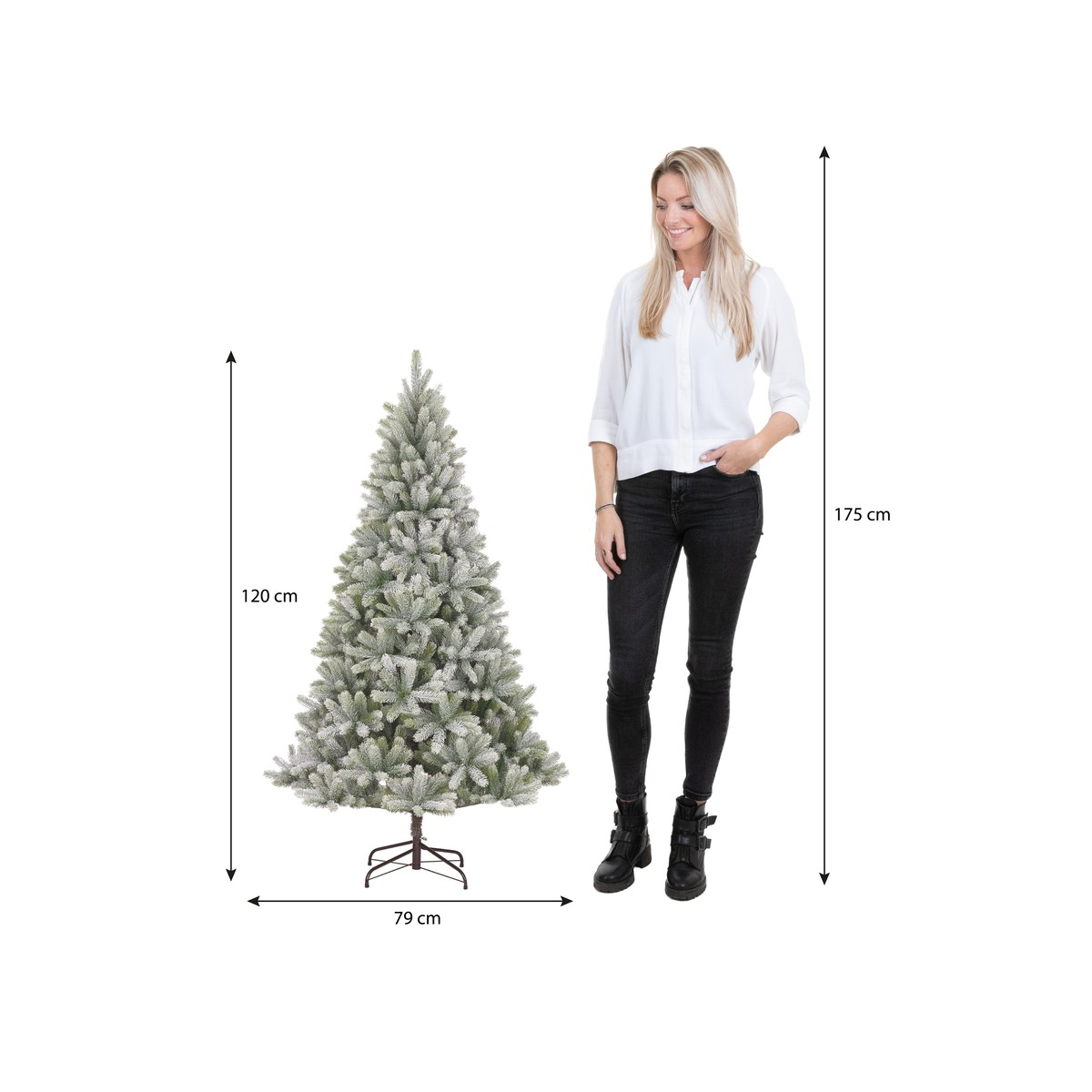 Een vrouw staat naast een kunstkerstboom van 120 cm met maataanduidingen.