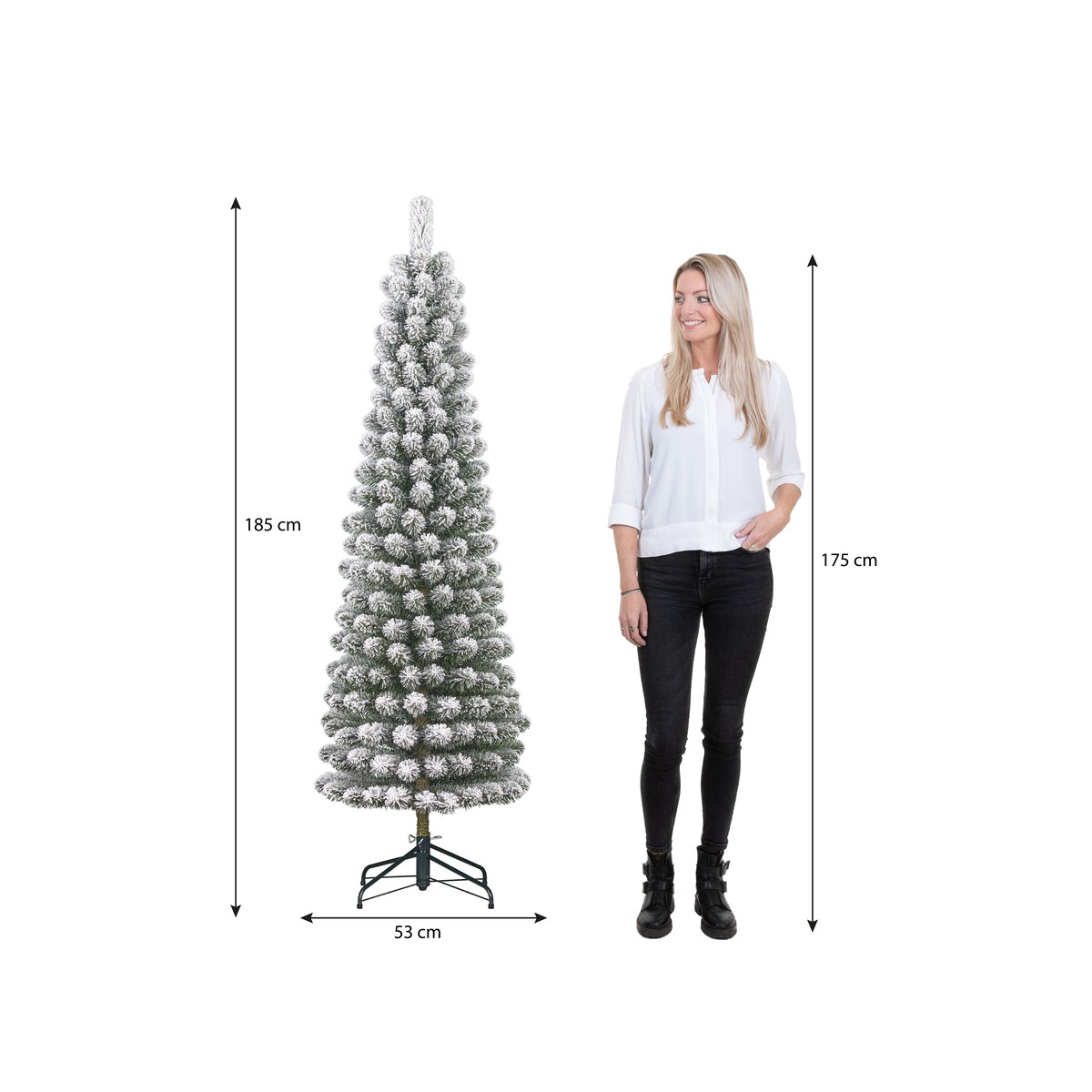Een vrouw in een witte blouse staat naast een kunstkerstboom van 185 cm.