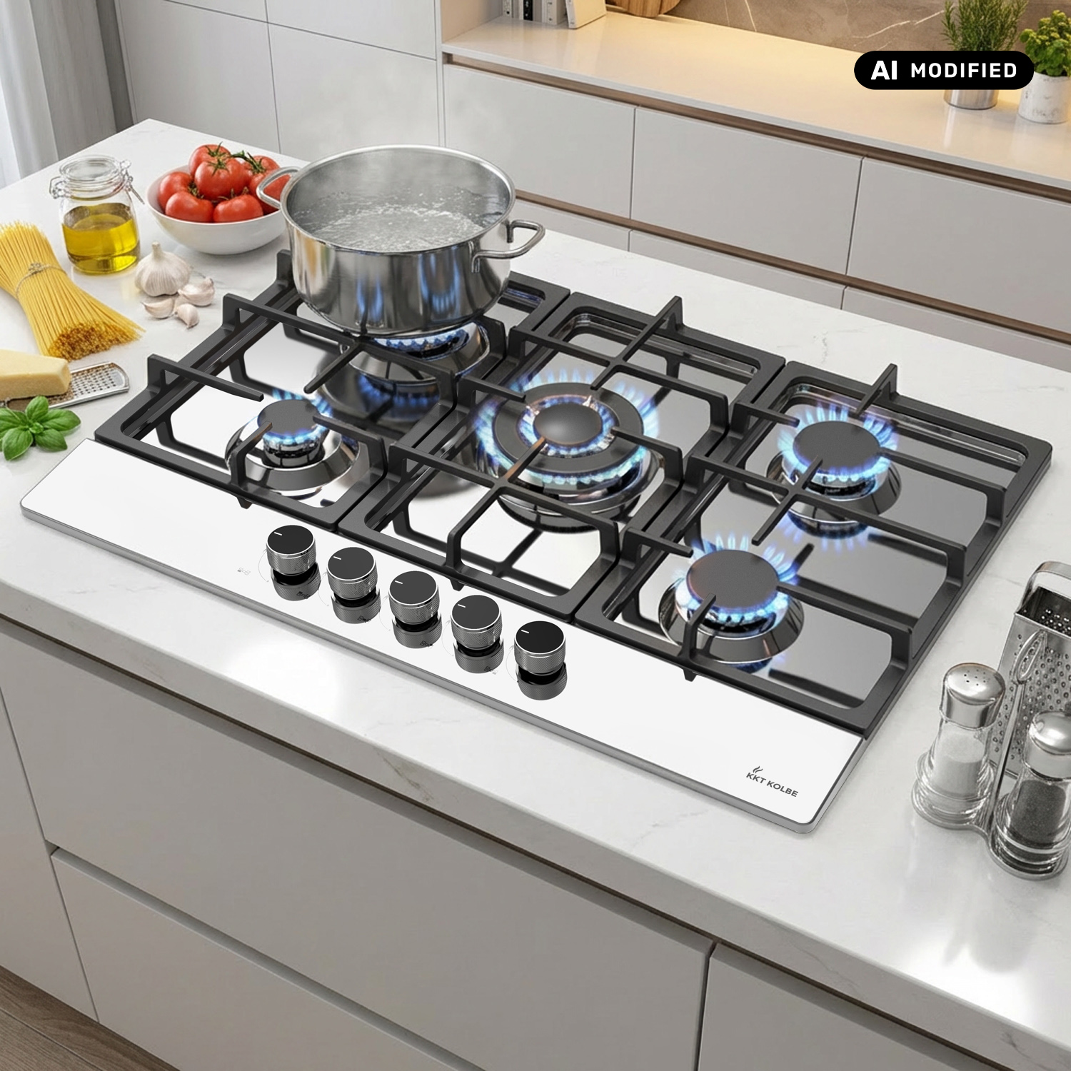 Un piano cottura a gas in acciaio inox con cinque fuochi accesi, una pentola che bolle e ingredienti.