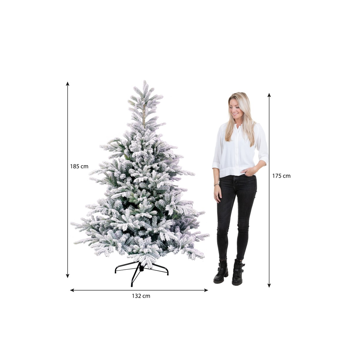 Een blonde vrouw staat naast een kunstmatige, met sneeuw bedekte kerstboom van 185 cm hoog.