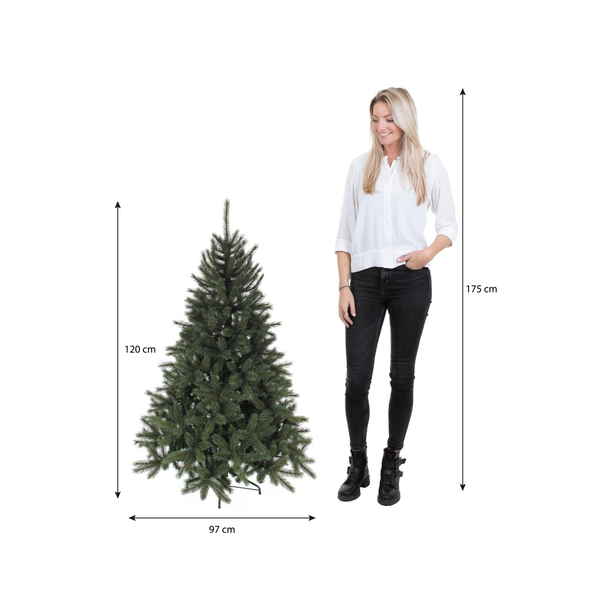 Een blonde vrouw staat naast een kunstkerstboom van 120 cm, met afmetingspijlen.
