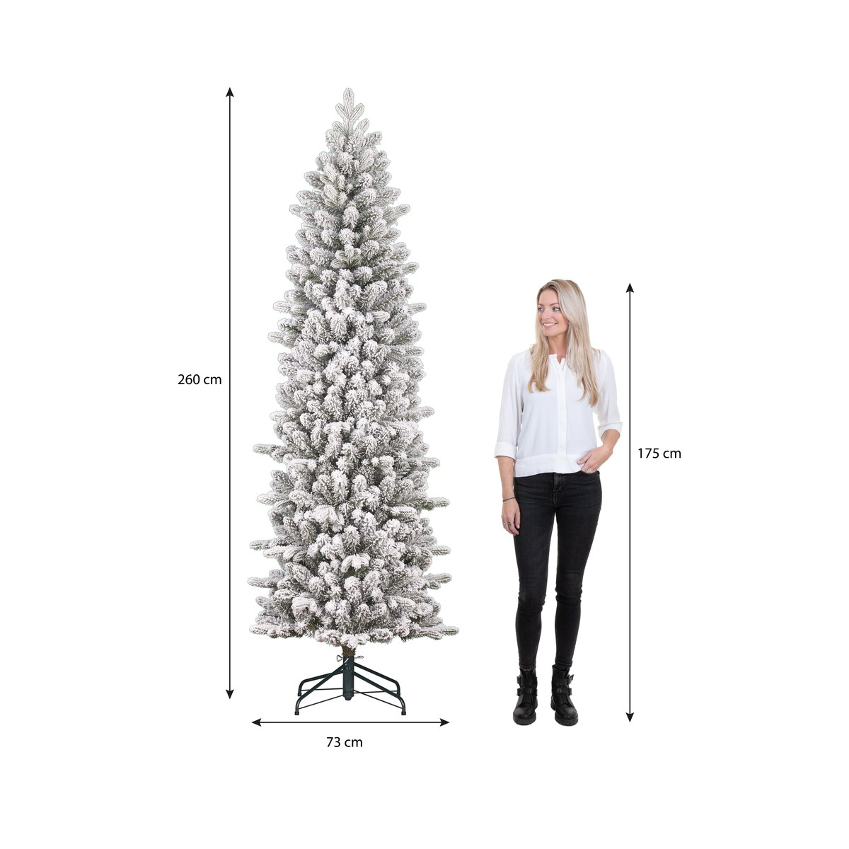 Een hoge, met sneeuw bed-eckte kunstkerstboom naast een vrouw van 175 cm voor schaal.