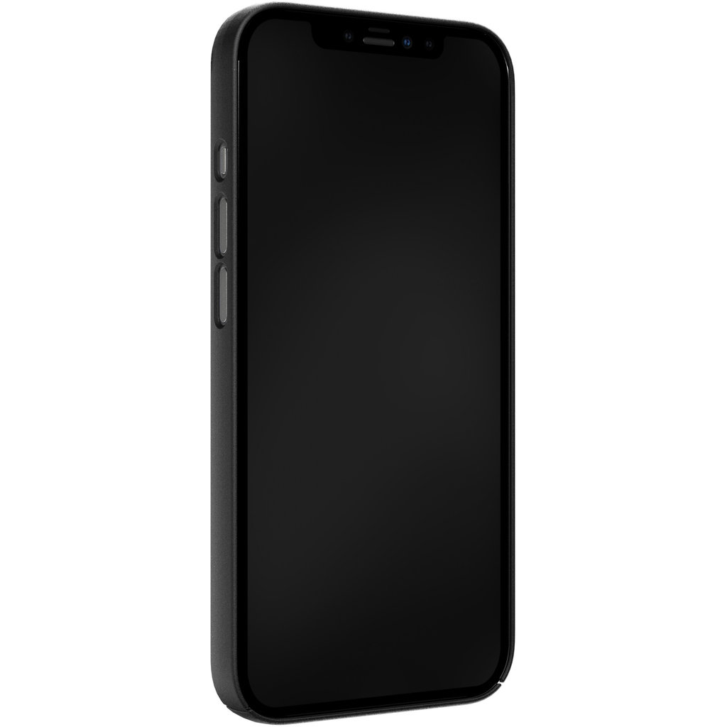 Uno smartphone nero in una custodia protettiva si trova verticalmente su uno sfondo bianco.