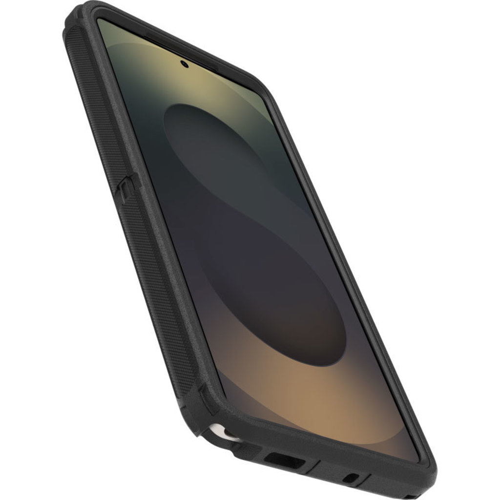 Een zwarte smartphone in een robuust beschermhoesje staat verticaal tegen een witte achtergrond.