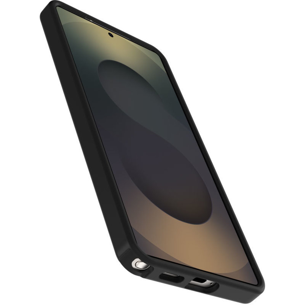 Uno smartphone nero in una custodia protettiva è mostrato ad angolo verticale su sfondo bianco.