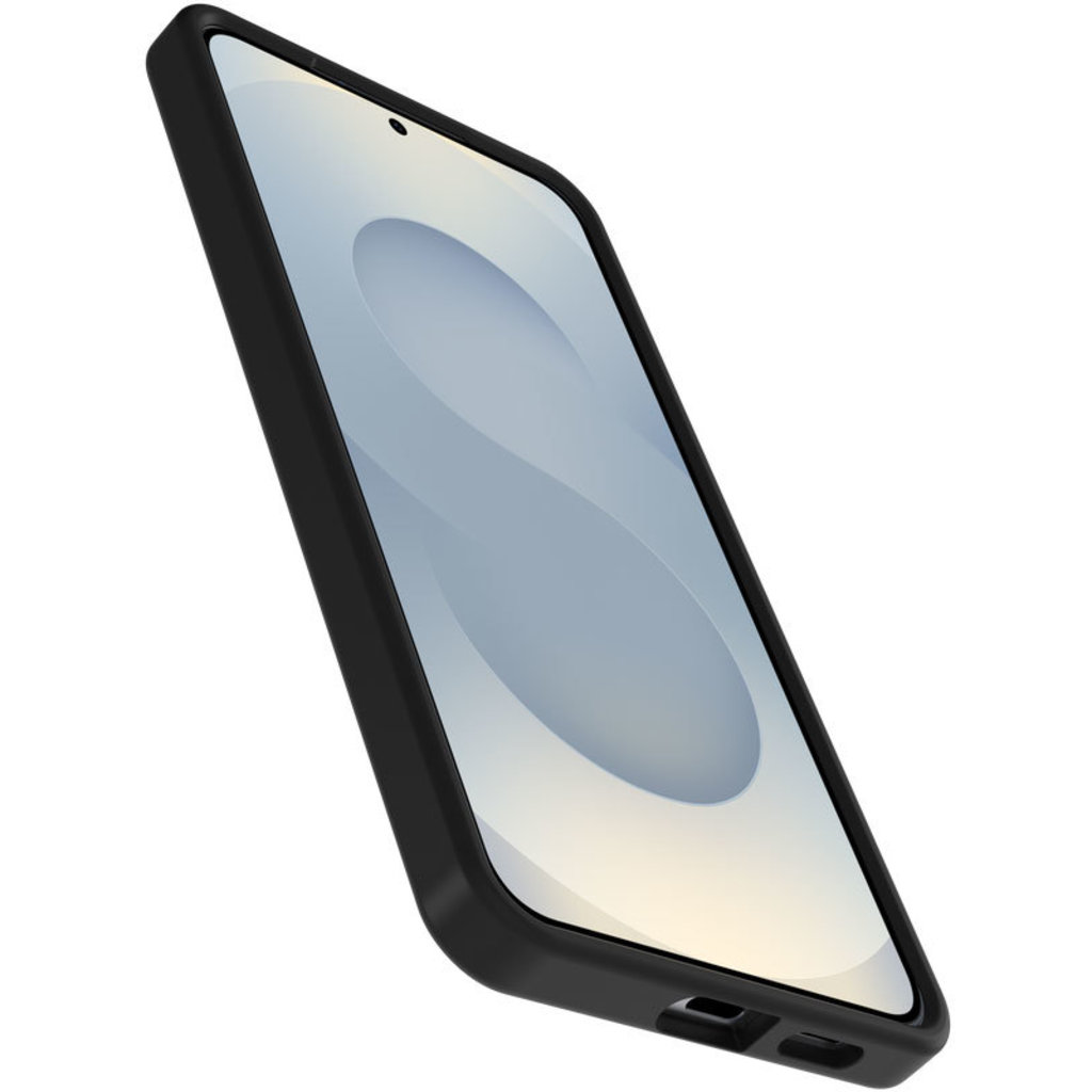 Uno smartphone in custodia nera, vista angolata su sfondo bianco.