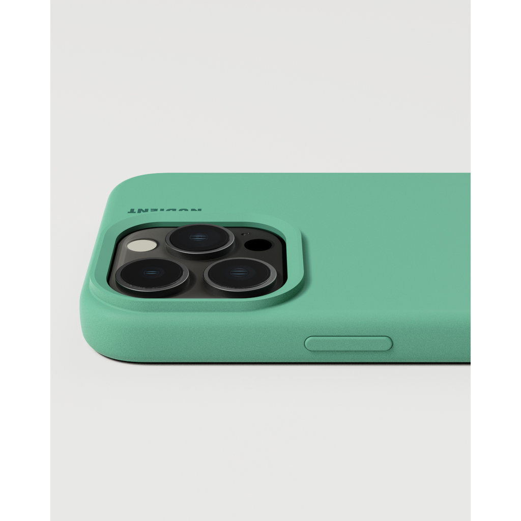 Zbliżenie na miętowe etui na smartfon z trzema obiektywami aparatów.