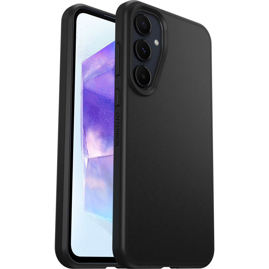 Smartphone noir dans une coque, avec trois caméras arrière et un écran affichant un fond d'écran en cristal violet.