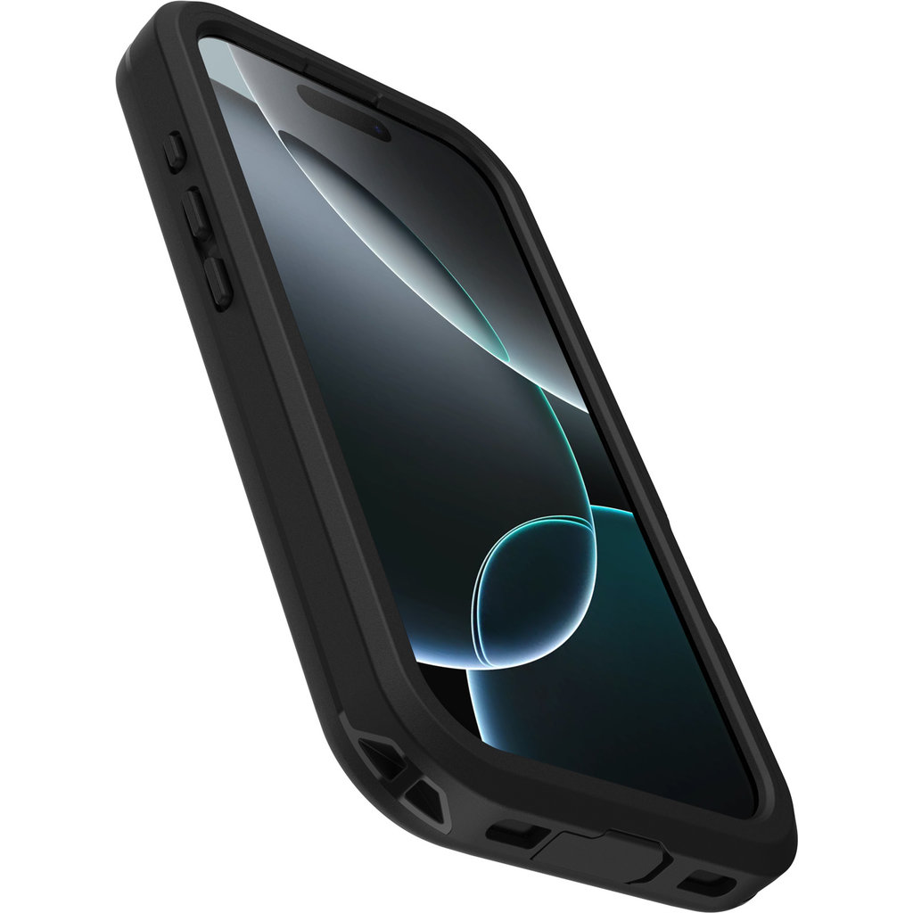 Uno smartphone nero in custodia protettiva inclinato su sfondo bianco.