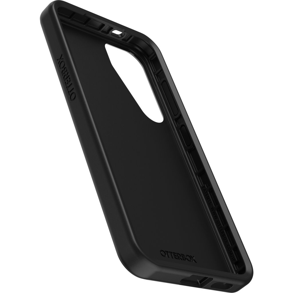 Une coque de smartphone OtterBox noire sur fond blanc, vue sous un angle.