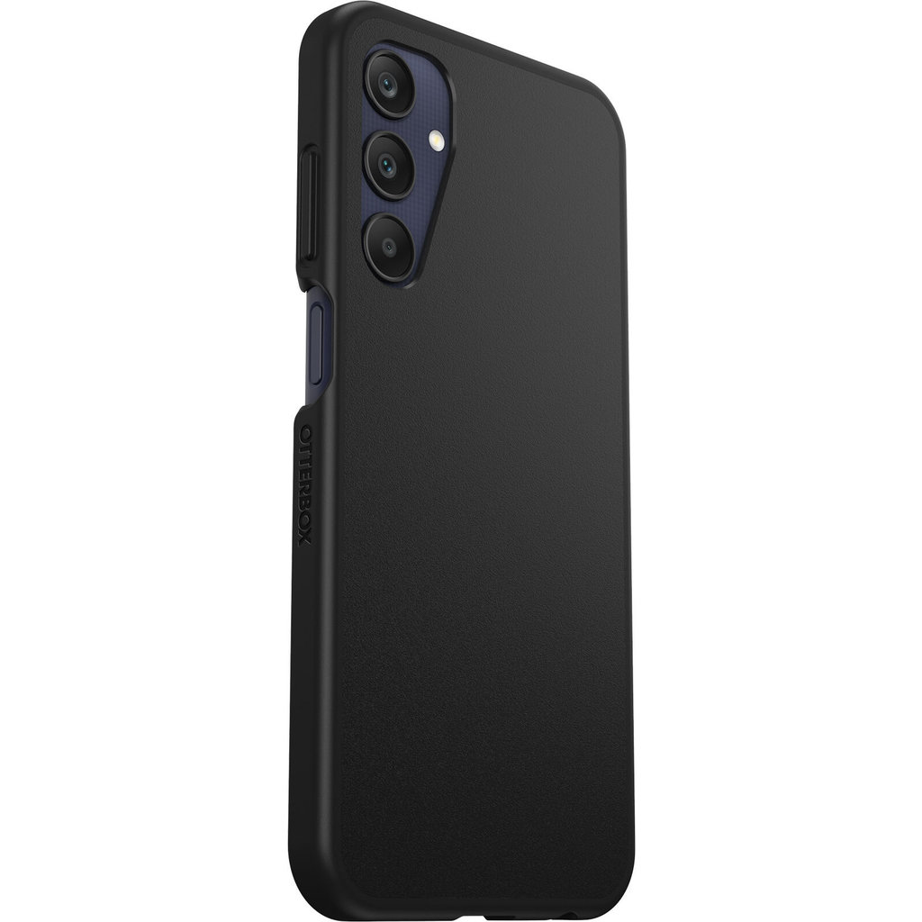 Une coque de smartphone noir mat avec trois ouvertures pour appareils photo à l'arrière.