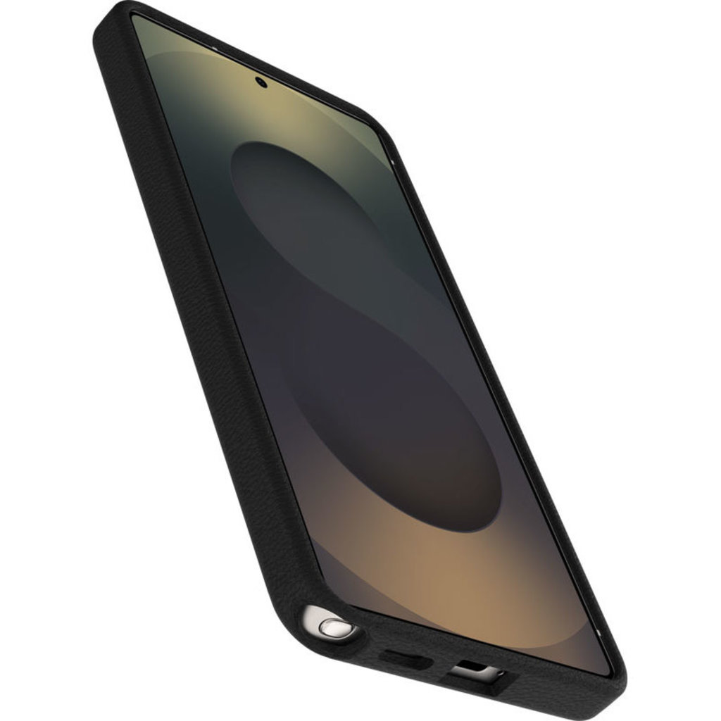 Uno smartphone nero in una custodia nera visto da un'angolazione su sfondo bianco.