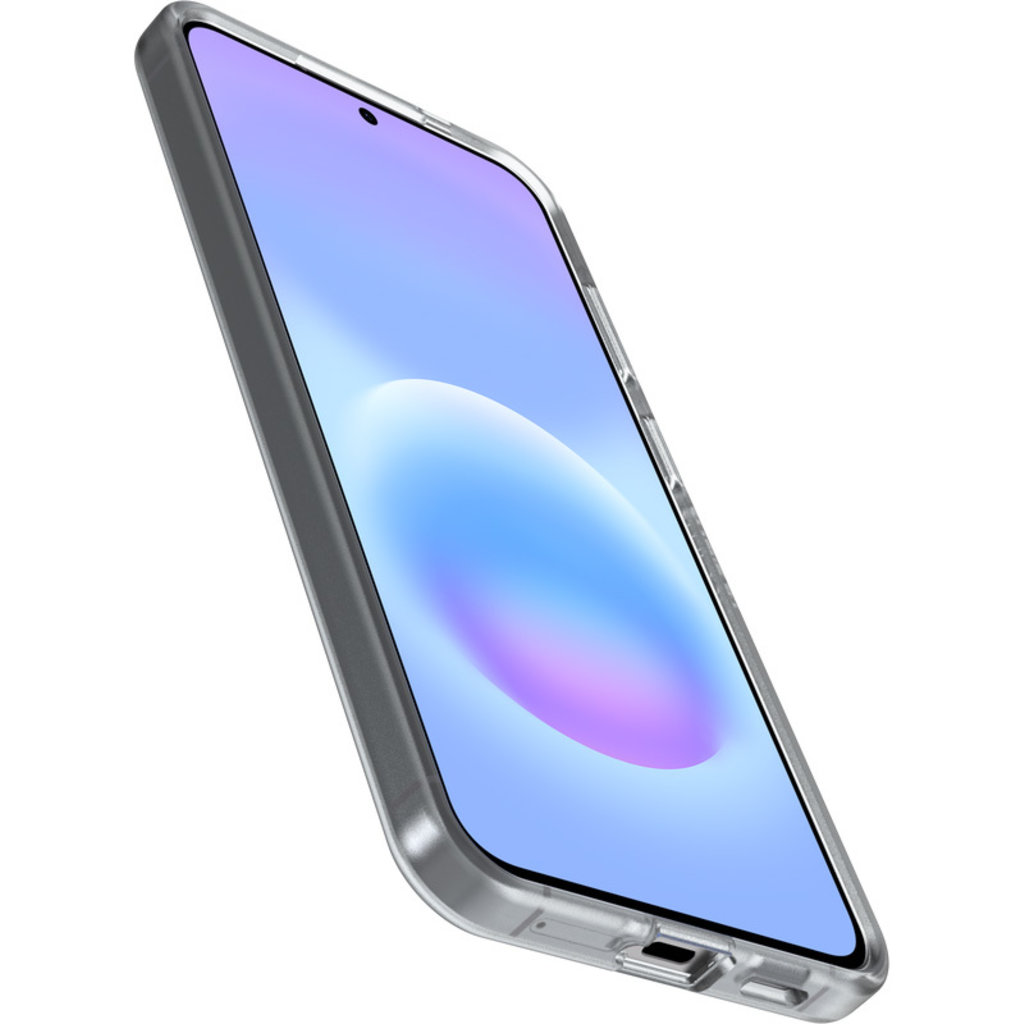 Een smartphone in een helder hoesje met blauw-roze achtergrond staat licht gekanteld op een witte achtergrond.